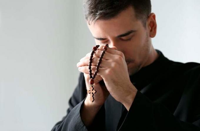 Pouze čistá víra a silná modlitba může porazit zlo (foto zdroj: shutterstock.com)