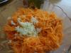 Chutné a zdravé salát česneku a mrkev