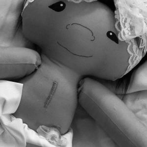 Dolls léčbě: žena, která představuje panenku na podporu dětí s postižením