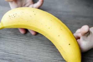 Banány k dětem: klady a zápory těchto plodů, jak vybrat, obchod a sníst