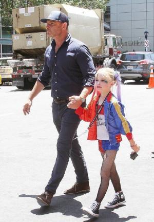 Ne jako všichni ostatní: syn hollywoodské herečky Naomi Watts chodí v šatech