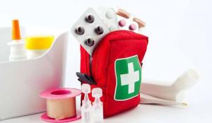 Musí mít léky: co dát do lékárničky, které jdou na dovolenou se svým dítětem