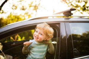 Proč není možné nechat děti samotné v autě v létě