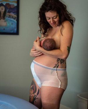 Nejúprimnější fotografie žen po porodu