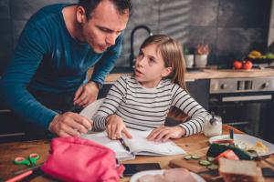 Jak pomoci svému dítěti, aby konečně přijmout poučení: 6 jednoduchých kroků