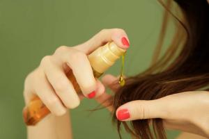 3 způsoby, jak si poradit s elektrizujícími vlasy