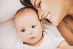 Váhy a krusty na hlavě u kojenců: 3 důvody a správným způsobem čistit