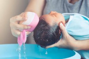 Jak koupat novorozence: můžete znát kožní maminku