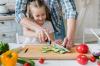 Malý pomocník: jak naučit dítě bezstarostně vrnět kuchyňským nožem