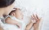 Co dělat, když novorozené dítě po krmení škytá