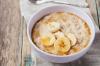 Co vařit k snídani pro dítě: kukuřičná kaše s banánovou polevou (recept)