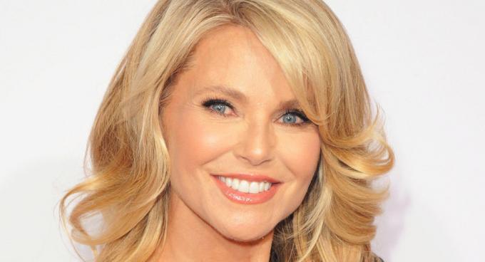 Na fotografii Christie Brinkley. V letošním roce se otočila 64. Pro její stárnutí - je prázdná fráze