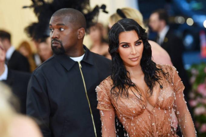 Kim Kardashian a Kane Západu čtvrté dítě se narodilo