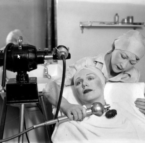 Trochu užitečných informací: Toto je, jak vypadá přístroj pro masáž šíje před 80 lety. Velmi Coco Chanel nazývá pasy krk žena