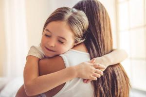 Často obejmout své děti, proč objetí jsou důležité pro dítě