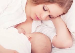 Noční krmení: 5 tipů, v případě, že dítě je stále visí na prsou
