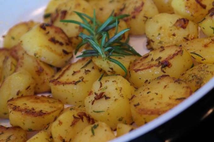 Královské brambory s česnekem a bylinkami: recept, který si vás získá