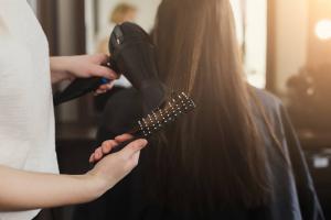 Jak zastavit vypadávání vlasů: kdy je čas bít na poplach