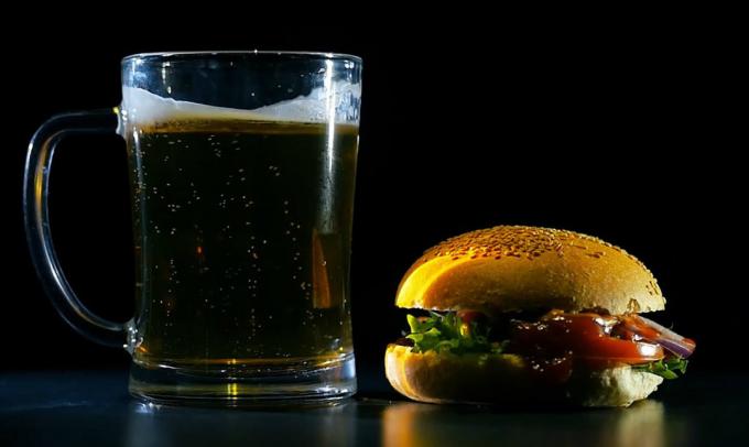 Hamburger a pivo - Burger a pivní
