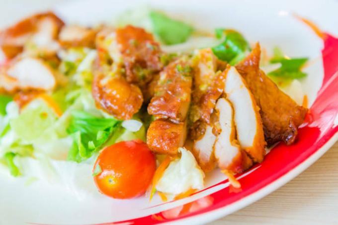 Co vařit na večeři školáků: pikantní salát s kuřecím masem v sójové omáčce