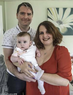 Neplodná Britka se dozvěděla o svém těhotenství a porodila ve stejný den