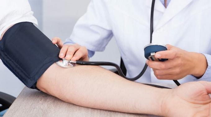 Dávejte pozor na krevní tlak, v čase poskytovat lékařskou pomoc