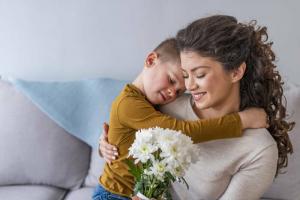 Jak pogratulovat mámě: nejlepší básně ke Dni matek pro děti