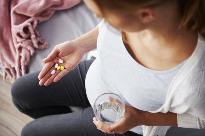 Nejen pro těhotné ženy: lékaři řekli, kdo potřebuje užívat kyselinu listovou a proč