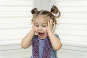 Dítě si bouchne hlavou: co dělat? Rada neurologa
