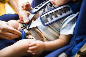 Pravidla, která byste měli vědět, aby řádně upevnit dítě v autosedačce