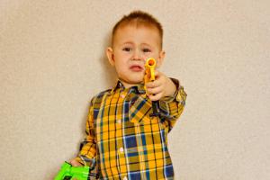 Zda koupit zbraně hračky pro děti: škody nebo výhody na mysl dítěte