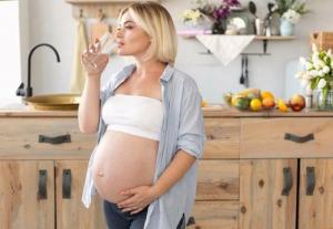 Vše, co potřebujete vědět o děloze a plodové vodě před porodem