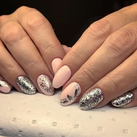 Stříbrné vzory a jemné růžové nehty.